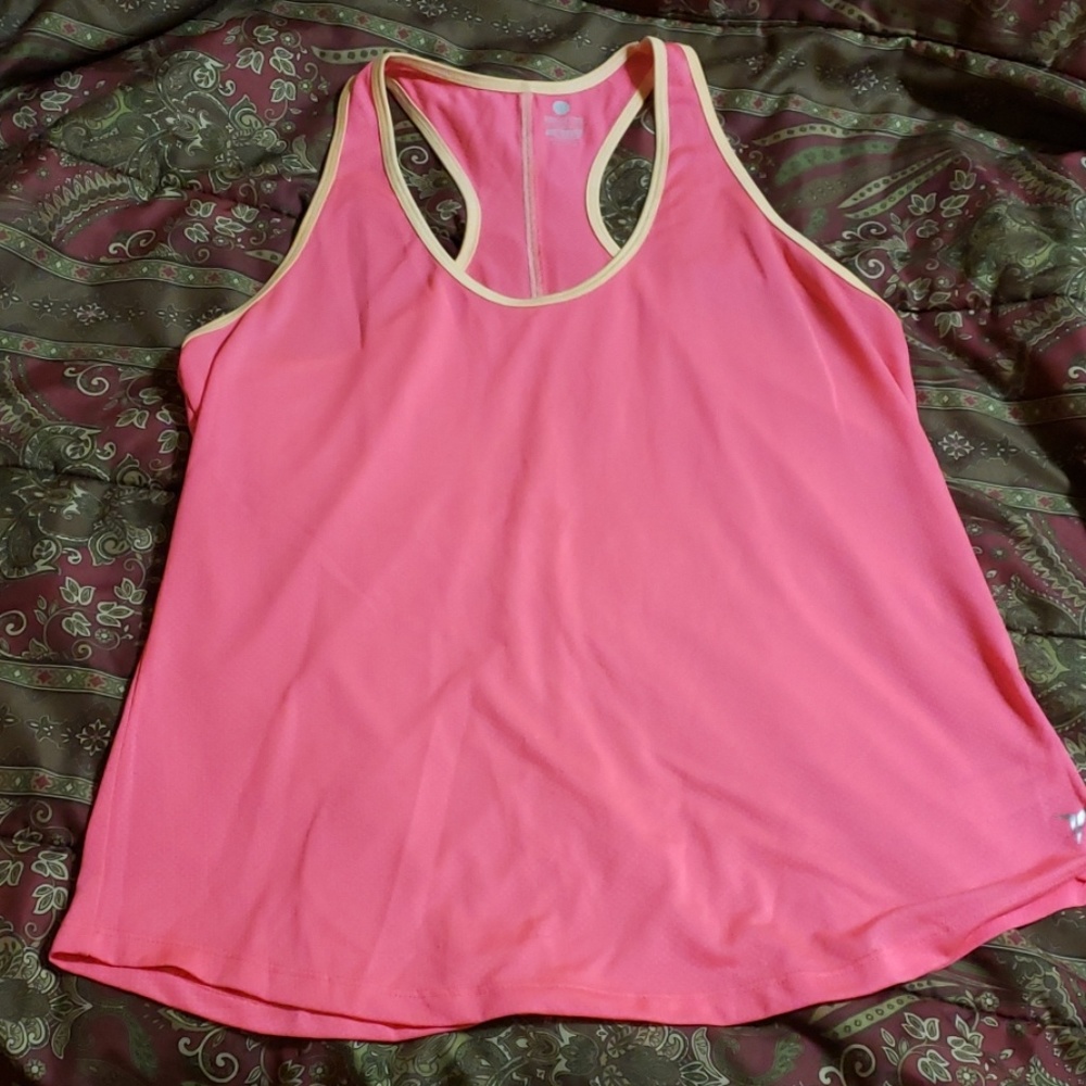 Semi fitted workout top